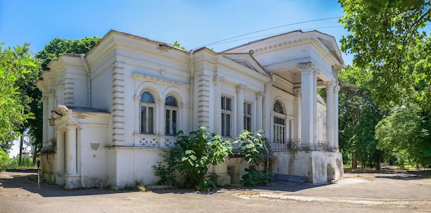 De oude gebouwen van het chkalov-sanatorium in odessa, oekraïne