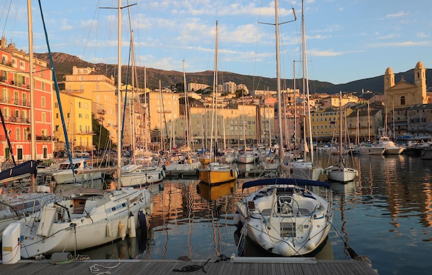 De oude haven van Bastia.Corsica Frankrijk met de historische kerk van Johannes de Doper en winkels