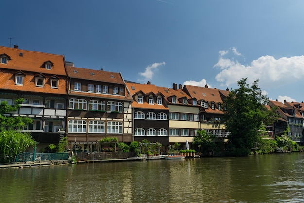 De oude huizen aan de rivieroever in Bamberg Duitsland