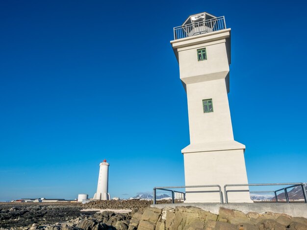 De oude inactieve vuurtoren van Arkranes aan het einde van het schiereiland werd sinds 1918 gebouwd onder de blauwe hemel IJsland