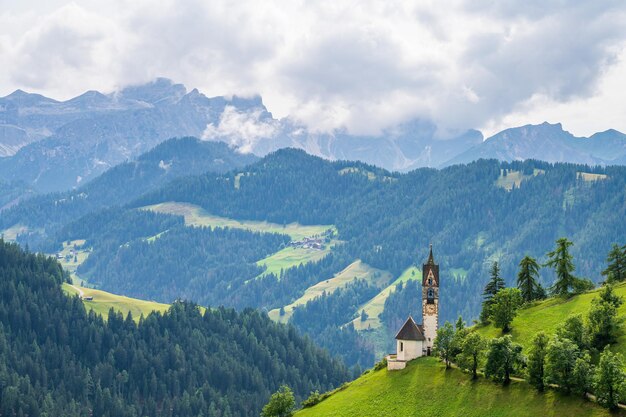 De oude kerk van Sint-Barbara op een schilderachtige locatie in La Val, Val Badia, in het hart van de Dolomieten