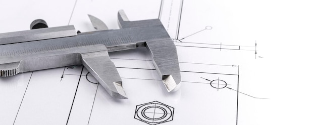 De oude metalen remklauw en technische tekening