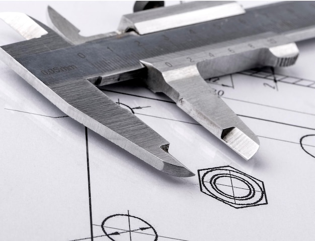 De oude metalen remklauw en technische tekening