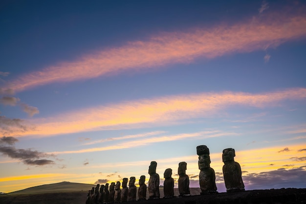 De oude moai van Ahu Togariki op Paaseiland in Chili