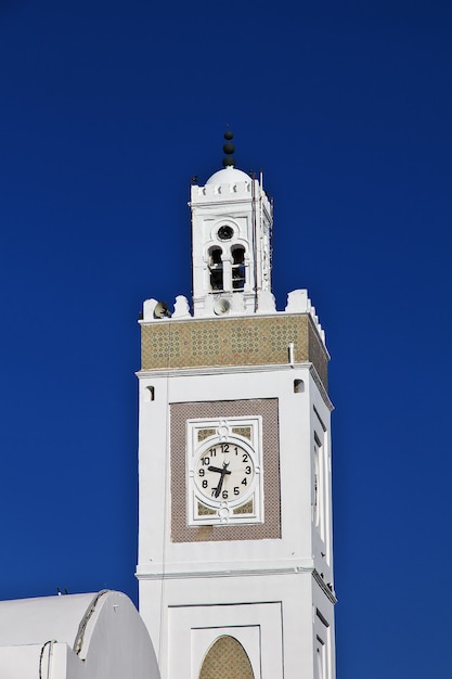 De oude moskee in de stad Algerije aan de Middellandse Zee