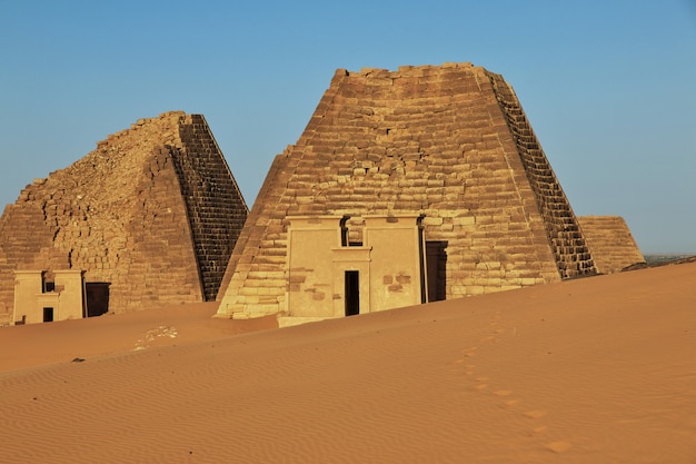 De oude piramides van Meroe in de Soedan-woestijn