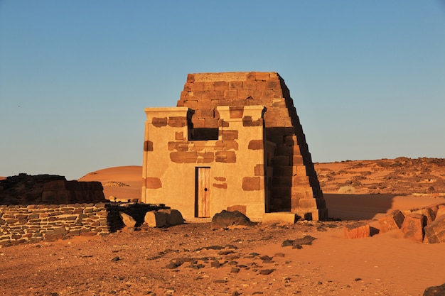 De oude piramides van Meroe in de Soedan-woestijn