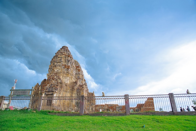 De oude Prasat en de Aap in Thailand.