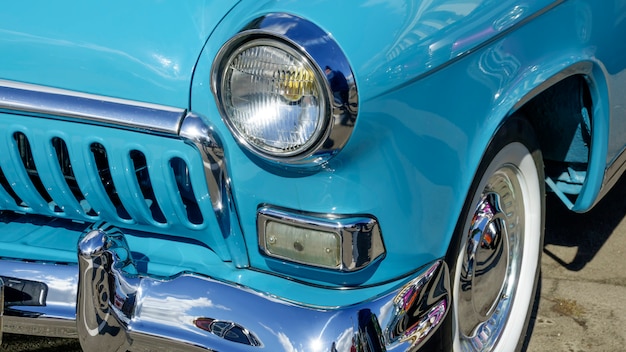 De oude retro auto is blauw