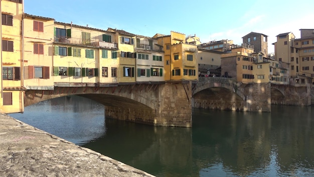 De oude segmentboogbrug Ponte Vecchio met winkels en woningen over de rivier de Arno in Florence, Italië