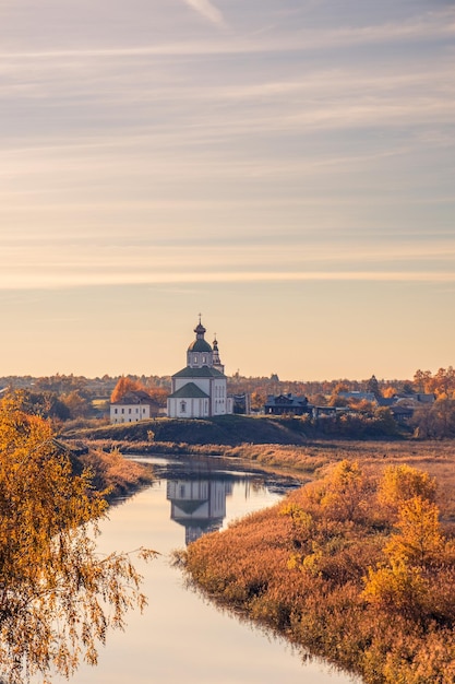 De oude stad Suzdal in de avond