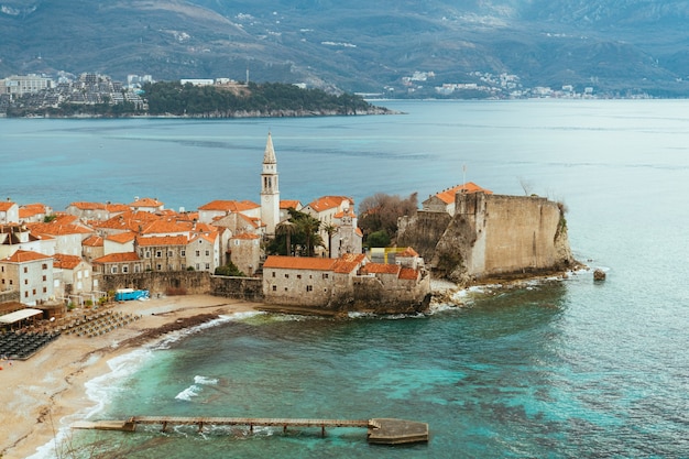 De oude stad van budva-bergen bedekt met sneeuw