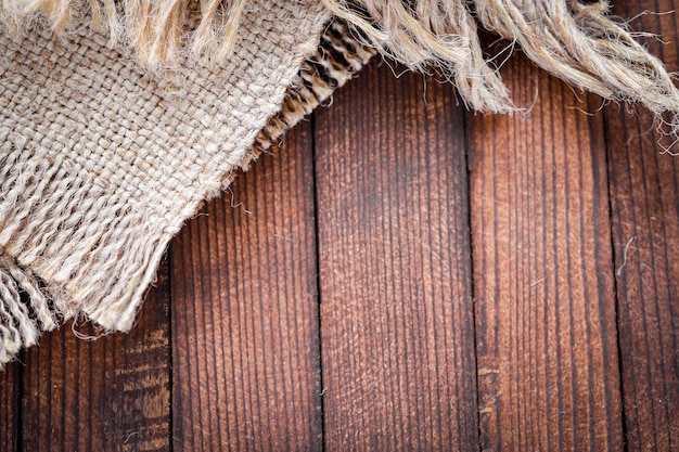 De oude stof op houten achtergrond Bovenaanzicht