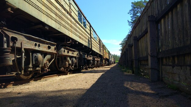 De oude treinwagons staan op rails