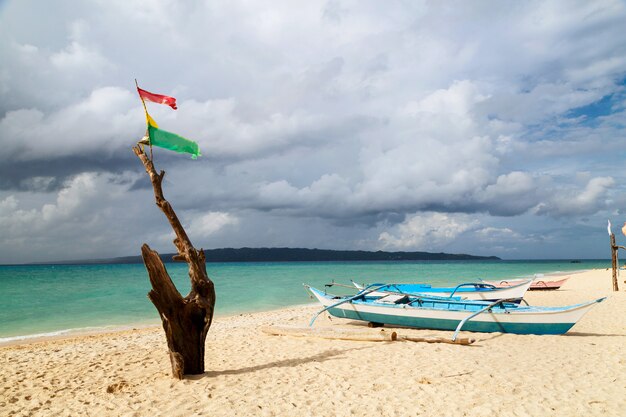 De oude vissersboten kleuren status op het zandige strand