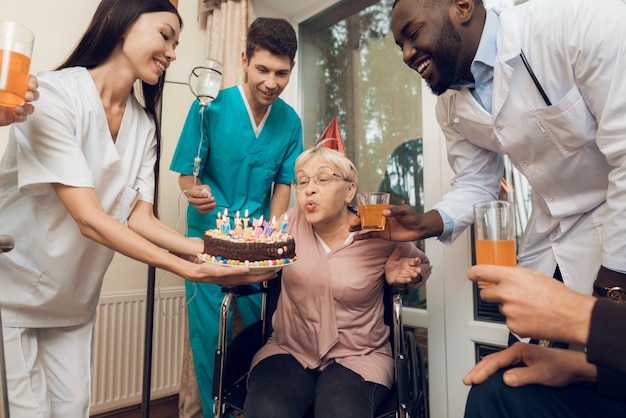 De oude vrouw is zeer verrast en heel blij