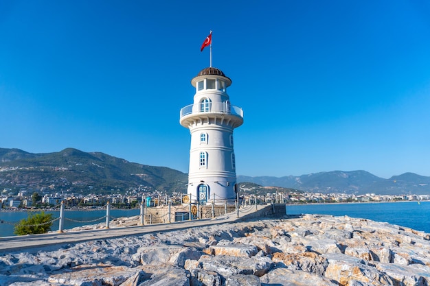 De oude vuurtoren in de haven van de Turkse stad Alanya