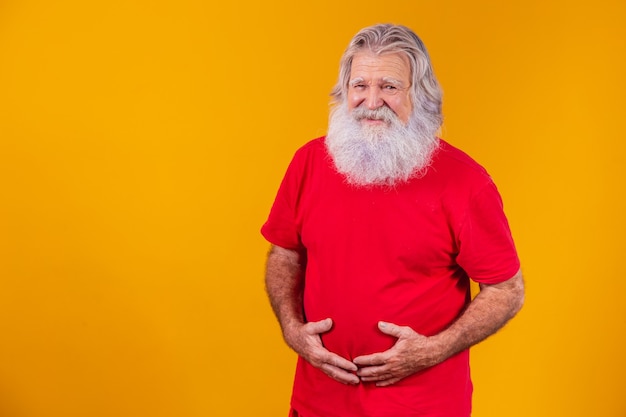 Foto de oudere man lijdt aan spijsverteringsproblemen en maagpijn