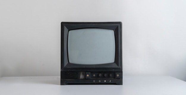 De ouderwetse vintage tv-televisie thuis op de plank