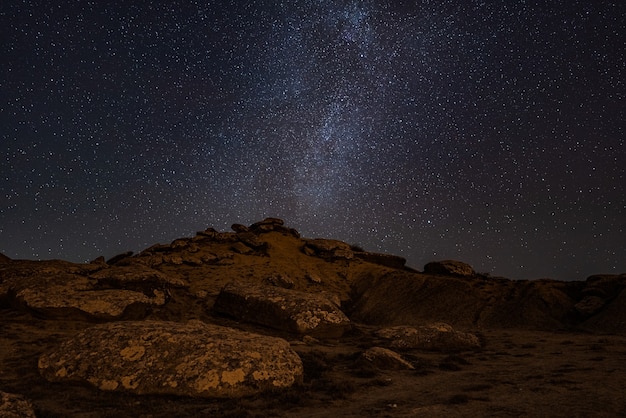 De overblijfselen van een oude beschaving. Gobustan-reservaat 's nachts Azerbeidzjan