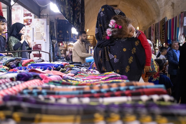 Foto de overdekte markt in anlurfa trkiye een zeer oude archeologische toeristische stad