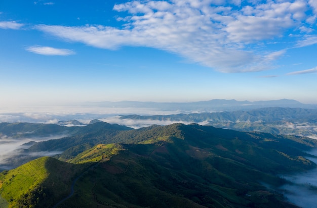 De overzeese mist van de ochtendtijd op chiang rai Thailand van het berg mooie oriëntatiepunt