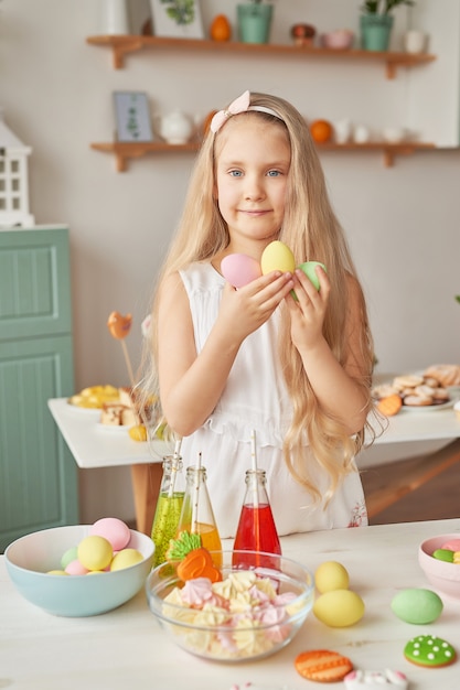 De paaseieren van de meisjesholding bij de keuken