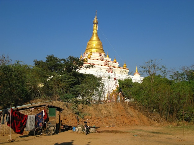 De pagode aan de kust van taungthaman lake amarapura myanmar