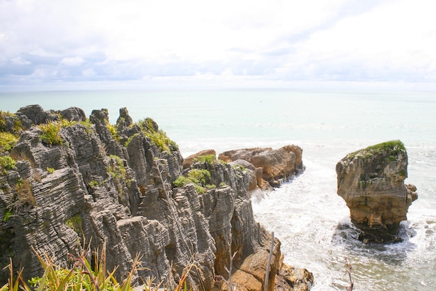 De Pancake Rocks is een sterk geërodeerd kalksteengebied waar de zee door verschillende uitbarstingen barst