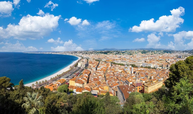 De panoramische skyline van Frankrijk van het oude historische centrum van Nice en azuurblauwe stranden langs de Promenade des Anglais