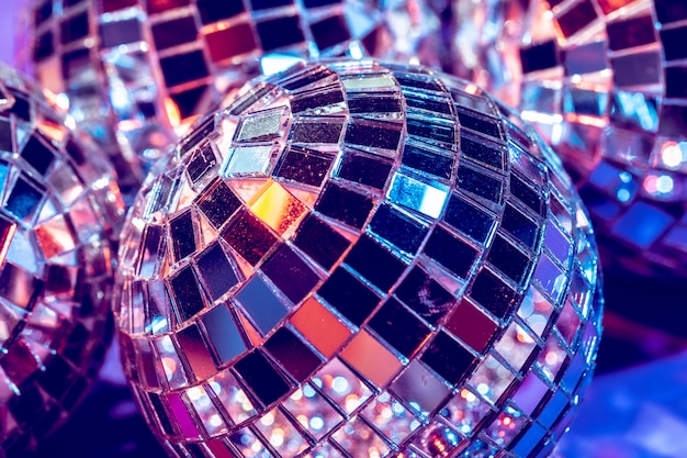 De partij steekt dichte omhooggaand van de discobal aan. Disco concept