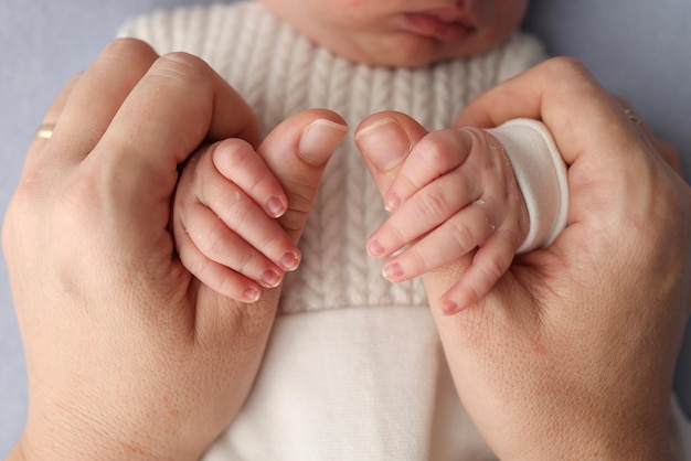 De pasgeboren baby heeft een stevige grip op de parent39s vinger na de geboorte Close-up handje van kind en palm van moeder en vader Ouderschap kinderopvang en gezondheidszorg concept Professionele macro foto