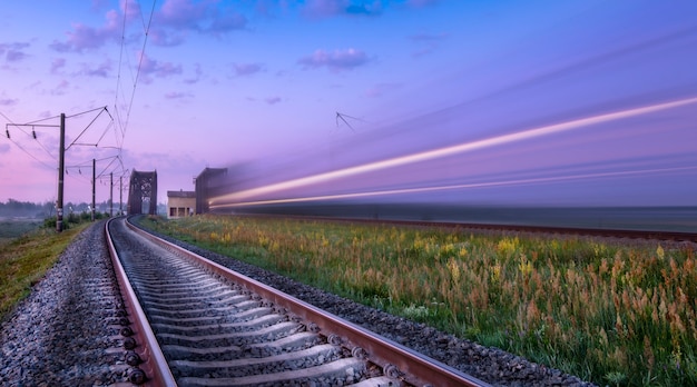 De passagierstrein werd bij zonsopgang bij lange sluitertijd neergeschoten.