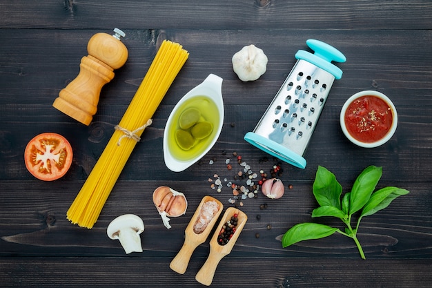 De pasta op zwarte houten achtergrond.