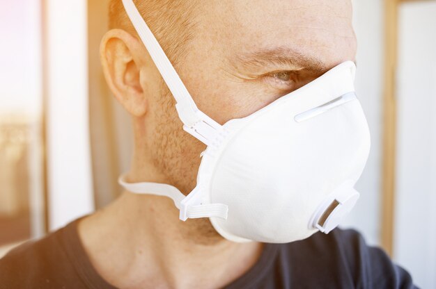 Foto de patiënt in een beschermend masker tegen coronavirus