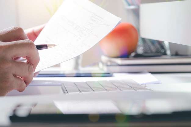 De pen en de administratie van de de handholding van de close-upmens terwijl het zitten in modern bureau.