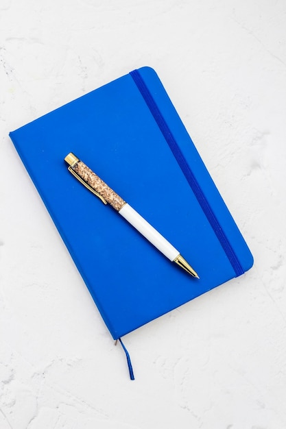 De pen ligt in het notitieboek het concept van studie tijdbeheer