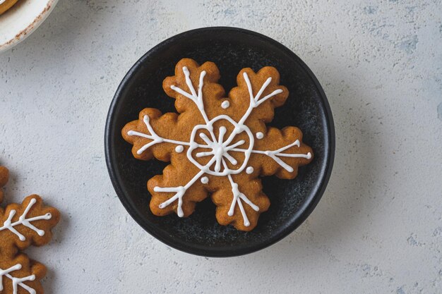 De peperkoekkoekjes van het nieuwjaar op een linnen servet. kerstkoekjes.