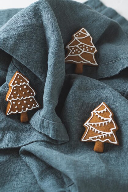 De peperkoekkoekjes van het nieuwjaar op een linnen servet. kerstkoekjes.