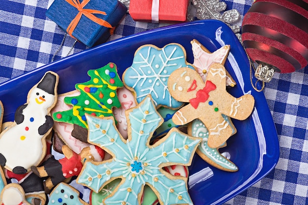 De peperkoekkoekjes van Kerstmis op een plaat