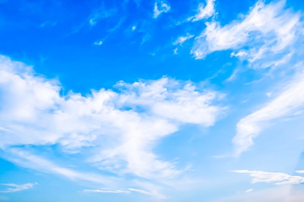 De perfecte blauwe lucht met wolken