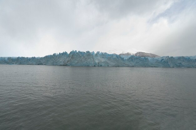 De Perito Moreno-gletsjer is een gletsjer in het Glaciares National Park in de provincie Santa Cruz, Argentinië. Het is een van de belangrijkste toeristische attracties in het Argentijnse Patagonië.