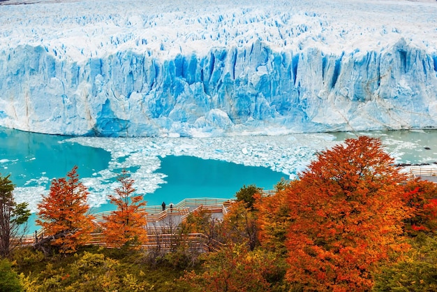 De Perito Moreno-gletsjer is een gletsjer in het Los Glaciares National Park in de provincie Santa Cruz, Argentinië. Het is een van de belangrijkste toeristische attracties in het Argentijnse Patagonië.