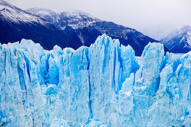 De Perito Moreno-gletsjer van dichtbij bekijken. Het is een gletsjer in het Los Glaciares National Park in de provincie Santa Cruz in Patagonië, Argentinië.
