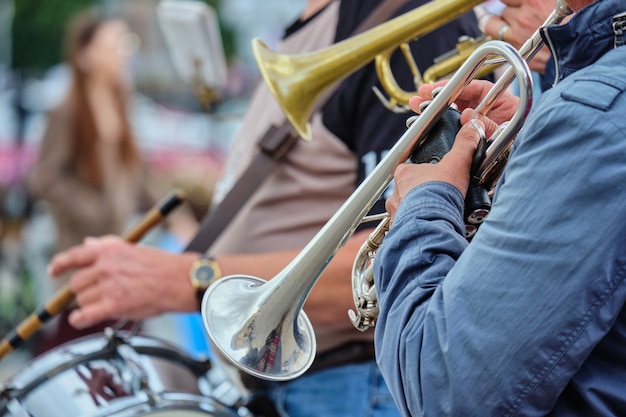 De persoon houdt een muziekpijp vast en speelt buiten.