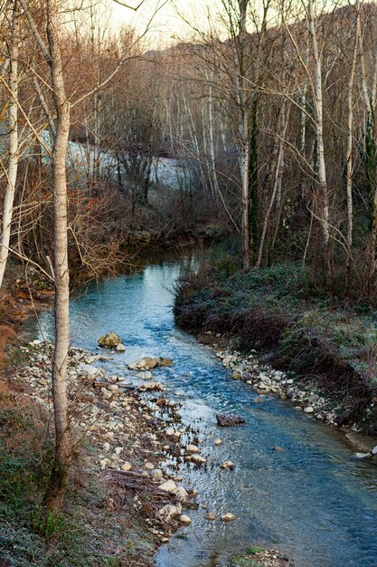 De Pesa-rivier loopt door de stad Sambuca Toscane.