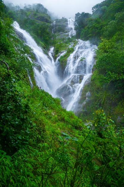 De Pi Tu Gro-waterval wordt vaak de hartwaterval genoemd. De meest populaire tijd van bezoek is tijdens