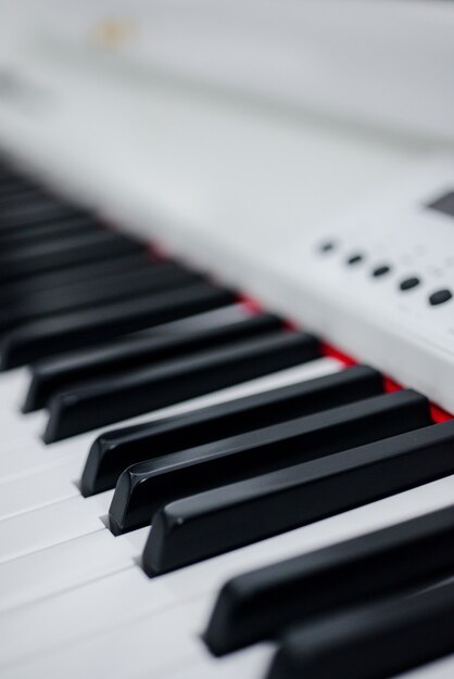 De pianotegels sluiten omhoog
