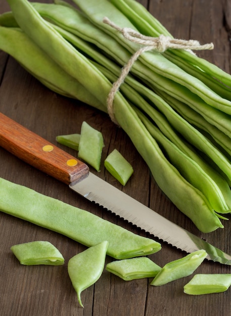 De piattonislabonen met een mes op houten lijst sluiten omhoog