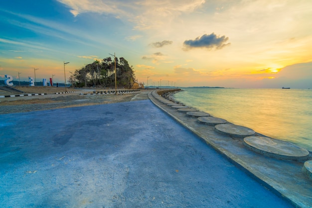 de pier op het strand van Putri Island Batam eiland bij een prachtige zonsondergang